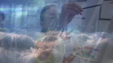 Sanat eğitimi stüdyosunda resim yapan kız, yaratıcılığı birleştiren bulut ağını başlatıyor. Çocuklar, yaratıcılık, acemi, dijital, ilham, öğrenme, ifade