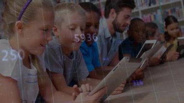 Kütüphane öğrencileri tabletleri seçiyor ve yüzdelere kayarak öğretmenlere rehberlik ediyor. Eğitim, teknoloji, işbirliği, yenilik, öğrenme, modern, etkileşimli