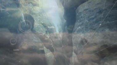 Ağ grafikleri kaybolan yürüyüşçülerin kaya üzerine çıkıp teknoloji gösteriminde güneş ışığı aradıklarını gösteriyor. Macera, keşif, teknoloji, açık hava, esneklik, ilham, yenilik