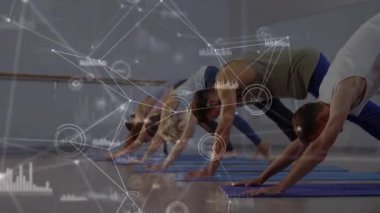 Yoga gurubu, ağ izleme eklemleriyle eğitmen işaretinden sonra paspaslar üzerinde aşağı doğru köpek hareketi yapıyor. Fitness, collaboration, digital, modern, wellness, synchronization, activewear