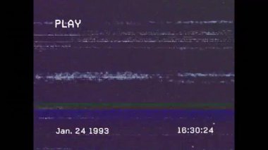 PLAY göstergesi CRT arayüzü boyunca titreşen statik gürültüyü başlatırken zaman damgası da artıyor. Vintage, glitch, interference, retro, digital, soyut, nostaljik