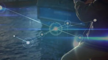 Akıllı telefon tarama limanı tutan ve ağ örgüsü oluşturan teknoloji ağı düğümlerini etkinleştiren bir kadın. Teknoloji, bağlantı, denizcilik, dijital, kentsel, yenilik, ağ