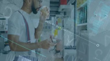 Ofis çalışanı kahveyi yudumluyor ve akıllı telefonu kaydırıyor, klasörler üzerinde küresel veri örtüşmesini başlatıyor. İş, liderlik, üretkenlik, organizasyon, teknoloji, modernlik, gündelik