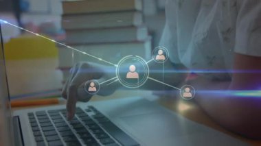 Eğitimde dizüstü bilgisayar tuşuna basan ve parlayan ağ simgelerini kitaplar ve kalemlerin üzerine saçan çocuk. Teknoloji, bağlantı, yenilik, eğitim, dijital ağ, öğrenim