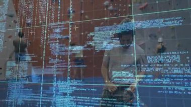 Spor salonunda tablet tıkırdatan sakallı bir adam ve ortaklar tırmanırken teknolojik şebeke örtüsünü etkinleştiriyor. Teknolojik, yenilikçi, fitness, holografi, dijital arayüz, takım çalışması, aktif