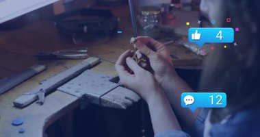 Mücevher imalatçısı parçayı ve meşaleyi kaldırıyor, lehim ısıtıyor ve artan sosyal bağlılığı gösteriyor. El işi, el yapımı, el yapımı, el işi, lüks, tasarım, ayrıntılı