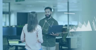 Dizüstü bilgisayarı tutan takım, dünya haritası eşleşmesiyle iş hattının grafiğini bar grafiğine kaydırıyor. İşbirliği, analitik, veri görselleştirme, iş stratejisi, kurumsal, dijital, finansal
