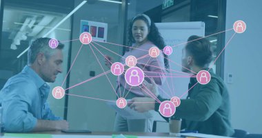 Çalışma arkadaşları konferans odasında şebeke şemasını analiz ediyorlar, tablet ve çizelge ile. Takım çalışması, yenilik, beyin fırtınası, dijital, profesyonel, iletişim, strateji