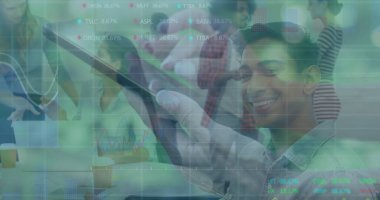 Profesyonel tablet tutma ve konferans masasında iş arkadaşlarıyla gülümseme. Borsa saatlerini gösteriyor. İş, takım çalışması, yenilik, işbirliği, modern, teknoloji, şirket