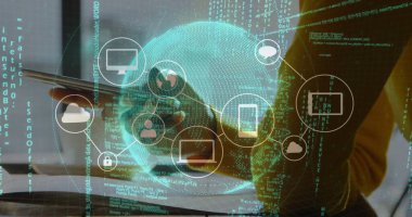 Tablet ve Stylus 'u tutmak, ofiste dijital dünya ve ağ simgeleri ile profesyonel etkileşim. Teknoloji, dijital, yenilik, bağlantı, veri, siber güvenlik, şirket