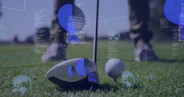 Golf sopası ve top çimlerin üzerinde ve veri işleme görüntüsü örtüşüyor. spor, eğlence, dijital, grafikler, teknoloji