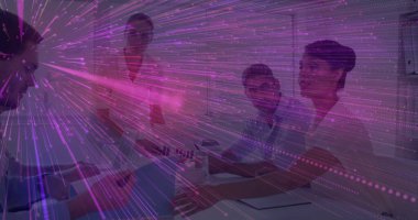 Konferans masasında dizüstü bilgisayarla, belgelerle ve pembe mor veri ışınlarıyla beş personel planlarını tartışıyorlar. İşbirliği, takım çalışması, yenilik, şirket, fütüristik, iş, strateji