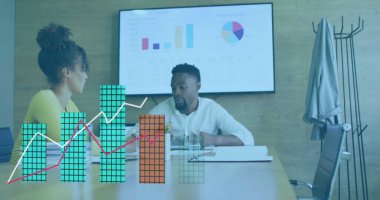 Yetişkin iş arkadaşlarının günlük kıyafetlerini giymesi, ekrandaki çizelgeleri incelemesi ve toplantı odasındaki belgeleri incelemesi. Şirket, takım çalışması, sunum, analitik, modernlik, profesyonellik, işbirliği