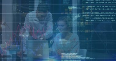 Gece ofisindeki dizüstü bilgisayarın şifresini inceleyen çalışma arkadaşları, masa lambası sabıka kağıtlarıyla birlikte. İşbirliği, takım çalışması, yenilik, modernlik, üretkenlik, veri analizi, kurumsal