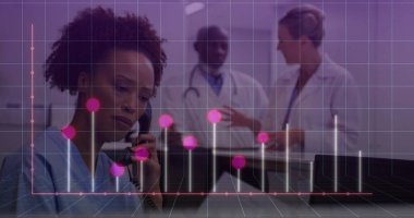 Resepsiyonda telefon ahizesi kullanan önlüklü hemşire, veri örtüsü, kopyalama alanı. Tıbbi, sağlık, profesyonel, modern, tanı, iletişim, takım çalışması