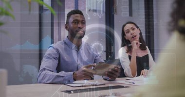 Verileri tabletle, belgelerle, cam bölmeli konferans masasındaki meslektaşlarının kalemleriyle analiz ediyorum. İşbirliği, beyin fırtınası, modern, kurumsal, takım çalışması, profesyonel, yenilikçi