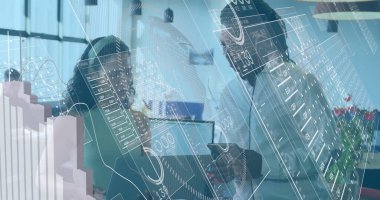 Çalışma odasındaki dizüstü bilgisayar, tablet ve veri örtüleriyle çizelgeleri analiz eden bir ekip. İşbirliği, takım çalışması, şirket, modern, veri, yenilik, üretkenlik