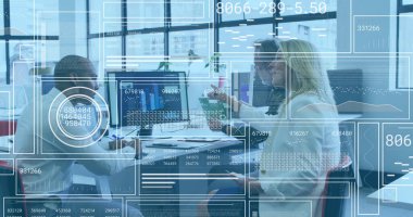 Ofis toplantı alanındaki veri tablolarını çift monitörle analiz eden üç profesyonelle işbirliği yapmak. İş, takım çalışması, yenilik, teknoloji, şirket, çalışma alanı, analitik