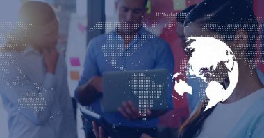 İşbirlikçi arkadaşlar cam duvarla ofiste buluşup tablet laptop yapışkan not kalemleri kullanıyorlar. Takım, yenilik, beyin fırtınası, modern, teknoloji, iletişim, çalışma alanı