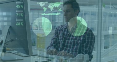 Modern ofisteki veri görselleştirmelerini LED ampul prototipleriyle inceleyen adam. Teknoloji, yenilik, veri, analitik, çalışma alanı, kentsel, modernizm