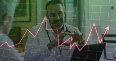 Beyaz önlüklü doktor, klinikteki bilgisayardaki kırmızı veri tablosunu stetoskopla inceliyor. Tıbbi, sağlık, analiz, profesyonel, teknoloji, tanı, klinik