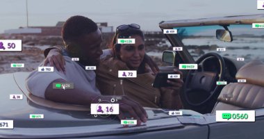 Sahil şeridinde üstü açık telefonlara yaslanmış, akıllı telefonlara bakıyorlar. Sosyal medya örtüleri de var. Romantik, macera, açık hava, boş zaman, manzara, bağlantı, keşif