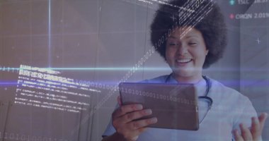 Klinik koridorunda steteskop, veri ve fotokopi ile önlük giyen gülümseyen hemşire. Tıbbi, sağlık, teknoloji, teletıp, dijital, hastane, profesyonel