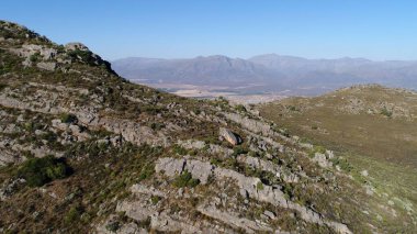 Rocky Dağları karşı doğal görünümünü açık mavi gökyüzü