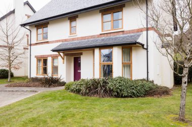 Güneşli bir günde evin önünde.