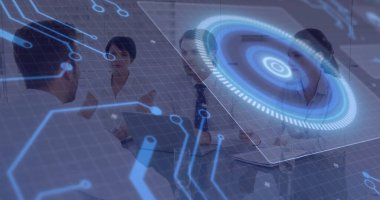 Konferans masasında dizüstü bilgisayar, not defteri ve hologramla fikirleri tartışan dört profesyonel. Futuristik, işbirliği, yenilik, takım çalışması, teknoloji, dijital, kurumsal