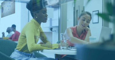 Bilgisayarlı ekran çalışanlarının projeyi açık planlı ofiste dijital örtülerle tartışmaları. İşbirliği, takım çalışması, girişim, modern, yenilik, iletişim, işyeri