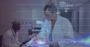 Tablet ve Stylus 'u tutan kadın doktor, klinik koridorunda steteskopla dijital verileri analiz ediyor. Tıbbi, sağlık, teknoloji, yenilik, klinik, profesyonel, gelecekçi