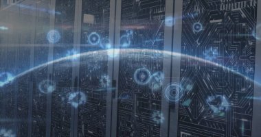 Sunucu rafları devre üstüste diziliyor ve yüzen ağ düğümleri sunucu odası koridoru oluşturuluyor. Teknoloji, siber güvenlik, veri altyapısı, fütüristik, dijital, endüstriyel, ağ