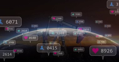 Gezegen ufkunda yükselen petrol pompası silueti, yüzen sosyal medya ölçümleri gösteriyor. Soyut, geleceksel, dijital, teknoloji, analitik, çevre, yenilik