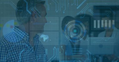 Holografik örtülerle toplantı odasındaki ekranı izleyen dört profesyonelle işbirliği yapmak. Teknoloji, yenilik, veri analizi, takım çalışması, fütüristik, kurumsal, dijital arayüz