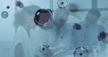 Ekip evraklarına danışmak ve konferans odasında ağ kaplamalı tablet kullanmak. İş, takım çalışması, yenilik, teknoloji, şirket, strateji, iletişim