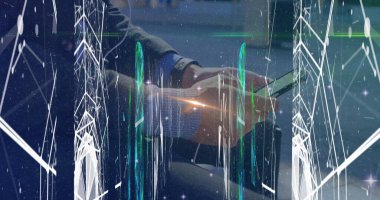 Akıllı telefondaki verileri inceliyorum, takım elbiseli adam, kol saati oturma odasındaki bankta oturuyor, bavullu. Teknoloji, bağlantı, ağ, fütürizm, profesyonel, kentsel, dijital