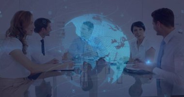 Modern yönetim kurulundaki verileri holografik dünya projeksiyonuyla inceleyen bir iş ekibi. Şirket, takım çalışması, yenilik, dijital, işbirliği, fütüristik, profesyonel