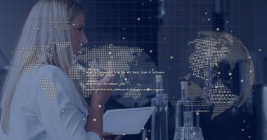 Tabletteki veriler analiz ediliyor, dijital dünya haritası eşliğinde görüntüye bakan kadın. Teknoloji, yenilik, analitik, kullanıcı arayüzü, bilgi, dokunmatik ekran