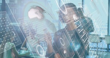 Akıllı giyimli dört kişilik ekip konferans odasındaki holografik veri panellerini inceliyor. Teknoloji, yenilik, veri, işbirliği, modern, dijital, analitik