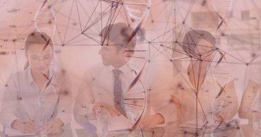 Kalemlerle notlar yazmak, takım elbiseli profesyoneller toplantı odasındaki belgeleri incelemek, DNA grafikleriyle. Şirket, takım çalışması, yenilik, veri, araştırma, teknoloji, işbirliği