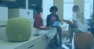 Ofis salonunda dizüstü bilgisayar tableti klasörüyle fikir alışverişinde bulunan üç ofis çalışanı. İşbirliği, takım çalışması, birlikte çalışma, modern, canlı, profesyonel, çalışma alanı