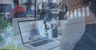 Bilgisayarda dijital veri işleme kalıbıyla sanal toplantı. Uzaktan çalışma, teknoloji, dijital iletişim, görüntü konferansı, telekomünikasyon, iş