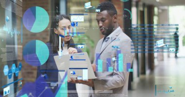 Ofis koridorunda dizüstü bilgisayarı analiz etmek için resmi giyinmiş danışmanları inceliyorum. Şirket, yenilik, modern, analitik, takım, işbirliği, teknoloji