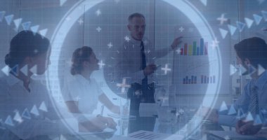 Elbise gömlekli sunucu, parlak konferans odasında çizelgeleri ters çizelgeyle sunan kravat. İş, profesyonellik, analitik, sunum, takım çalışması, şirket, yenilik