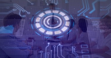 Konferans masasının üstünde dizüstü bilgisayarlarla sanal arayüzü gösteren bir işletme yöneticisi sunar. Teknoloji, takım çalışması, yenilik, işbirliği, veri, fütüristik, kurumsal