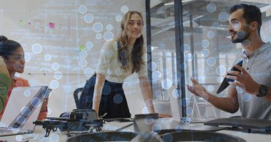 Profesyonel ekip cam konferans odasında İHA not defterleri mikrofonuyla toplantı yapıyor. İşbirliği, takım çalışması, yenilik, modern, teknoloji, beyin fırtınası, şirket