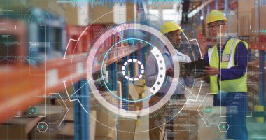 Depo raflarında tablet kullanarak sarı şapkalı iki işçinin envanterini kontrol ediyorum. Sanayi, takım çalışması, lojistik, teknoloji, verimlilik, güvenlik, depolama