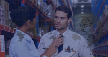 Depoda, çalışanlar lojistik ve animasyon dünya haritası örtüşmelerini tartışıyor. takım çalışması, küresel, nakliye, dağıtım, işbirliği, sanayi