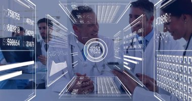 Tıbbi veriler tartışılıyor, doktorlar toplantıda görüntü ve dijital arayüz kullanıyor. Teknoloji, yenilik, sağlık, konferans, işbirliği, etkileşimli